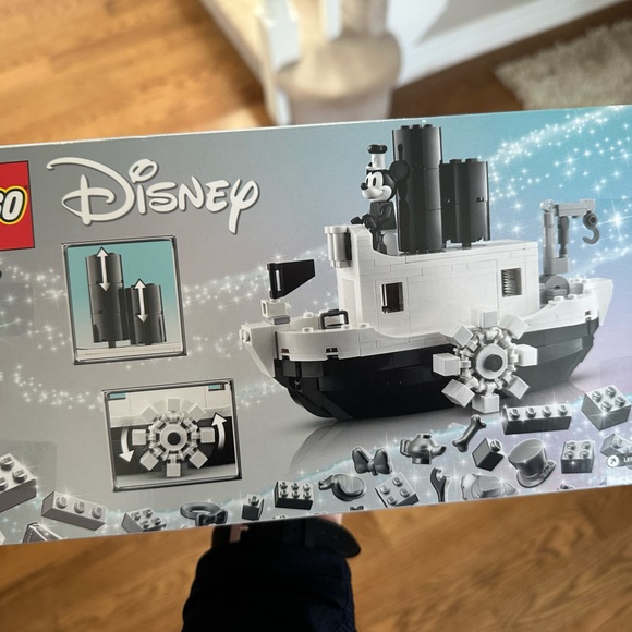 Disney 100 steamboat Willie Lego set - Picture 2 of 4